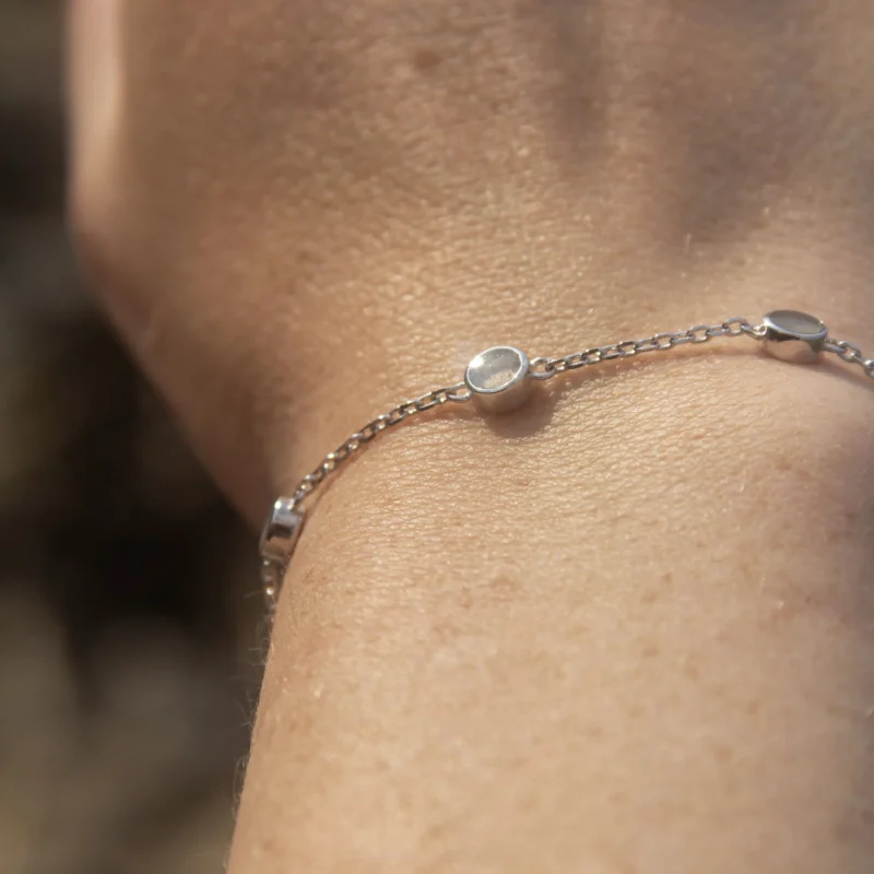 Bijoux de Crémation | EverHōld Bracelet de crémation en argent porté délicatement au poignet EverHold