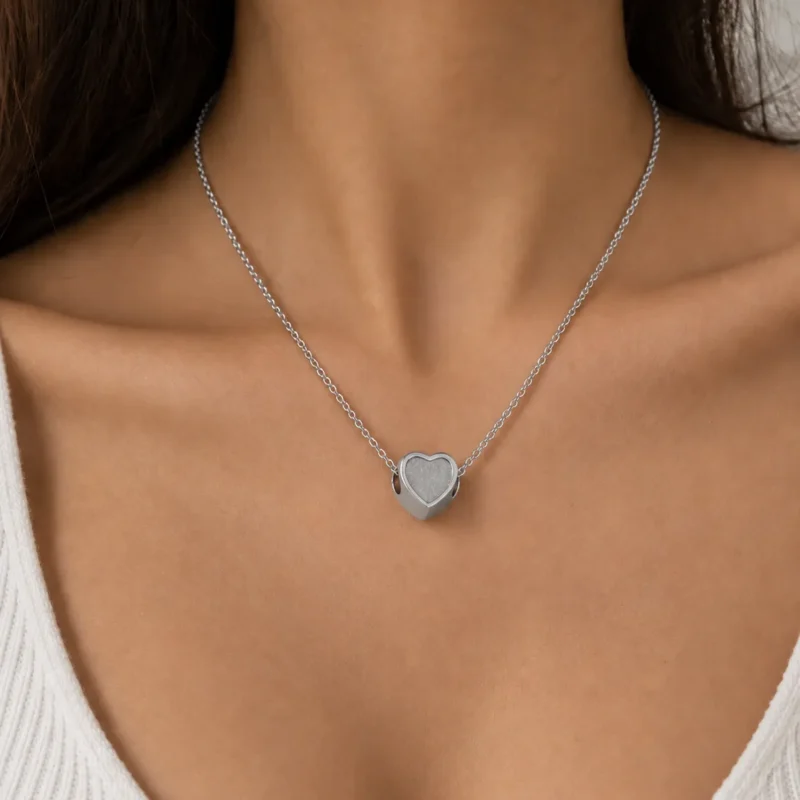Bijoux de Crémation | EverHōld Pendentif de crémation cœur souvenir en agent 925 porté en collier - EverHold