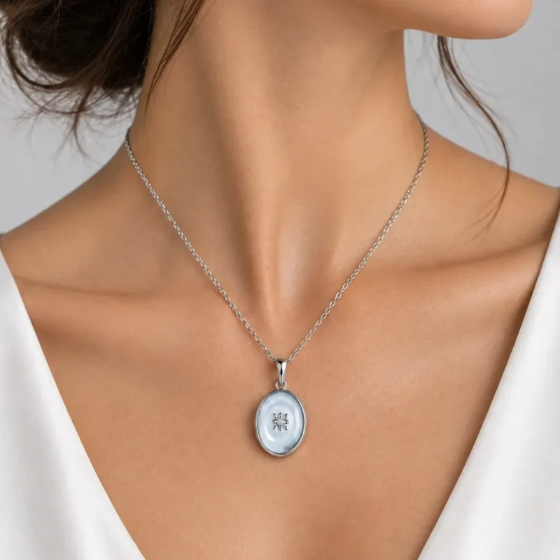 Bijoux de Crémation | EverHōld Collier de crémation ovale Héritage en argent 925 avec pierre scintillante sur fond blanc - EverHōld