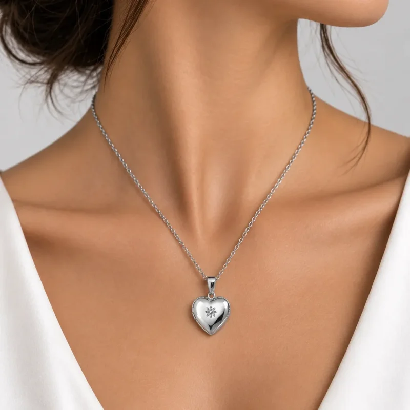 Bijoux de Crémation | EverHōld Pendentif médaillon cœur commémoratif en argent porté par une femme sur une chaîne fine EverHōld